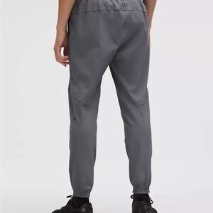 License to Train. Textured jogger regular